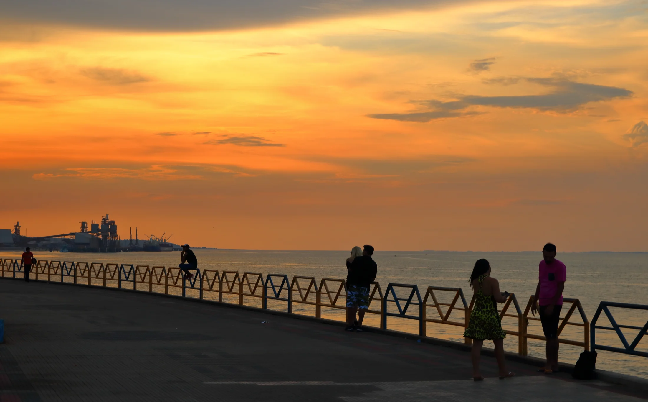 Orla de Santarém, no oeste do Pará, ao pôr do sol